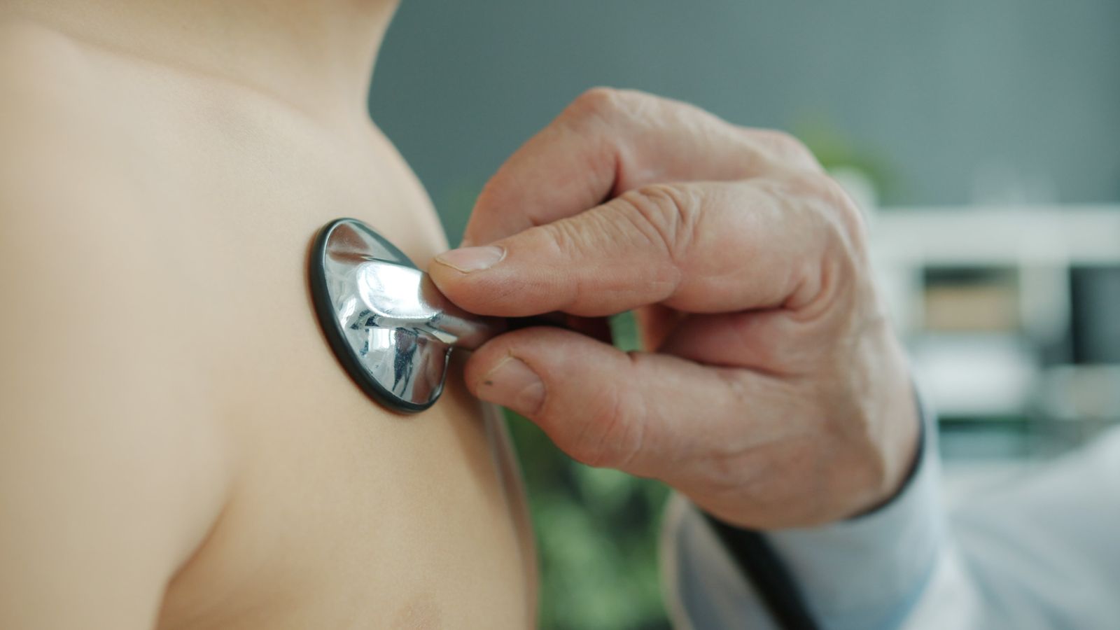 Arzt im Gespräch mit einem Patienten in einer Praxis